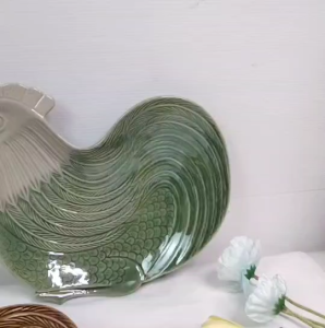 จาน จานเซรามิค 10.5 นิ้ว ทรงตื้น รูปไก่ มี ให้เลือก 2 สี เคลือบเงา ใส่อาหาร ใส่ผลไม้ เข้าไมโครเวฟได้