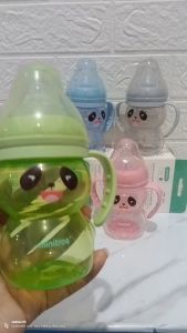 Minitree Botol Susu Bayi Karakter Hewan Panda Model Wide Neck Karet Lebar 210ml Untuk Usia Bayi 3 Bulan Keatas Baby Feeding Bottle Model Unik Lucu Tutup Bentuk Hewan Bahan PP Tebal Berkualitas Sudah BPA Free Antipecah Mudah Dibersihkan dan Bisa Direbus