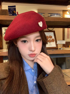หมวกเบเร่ต์ผ้าขนสัตว์สีแดงลายหัวใจสำหรับผู้หญิง หมวกปากเป็ดสไตล์นักวาดภาพ ทรงเข้ารูป เหมาะกับฤดูใบไม้ร่วงและฤดูหนาว