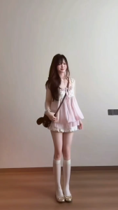 Set bộ nữ họa tiết chấm bi gồm áo cổ vuông dáng babydoll thắt dây nơ kèm quần bí bo chun sau