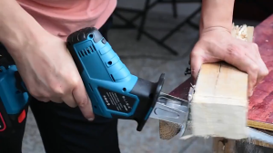 Máy cưa kiếm pin 18V XS-300 có chổi than kèm 4 lưỡi chân phổ thông