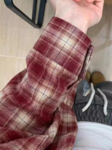 เสื้อเชิ้ตคอโปโลแขนยาวลายสก็อตสีแดงหลวมๆ สำหรับผู้หญิง ทรงหลวมๆ สไตล์ลำลอง เสื้อเชิ้ตทรงเข้ารูปสำหรับใส่ทำงาน