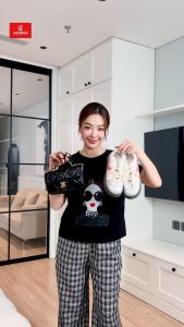 Đồ bộ Nữ CARDINA chất liệu cotton hình in nổi bật kết hợp quần suông thô kẻ trẻ trung hiện đại 4BCD01