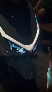 PCX 160 2025 005 ฟิล์มแต่งไฟหน้า 2 ชั้น PCX 160 2025 005 ฟิล์มแต่งไฟหน้าเกรดพรีเมี่ยมแบบ2ชั้น ป้องกันและลบรอยขีดข่วน ตัวงานออกแบบใหม่ สวยโดดเด่นไม่ซ้ำใคร เข้ารูปติดตั้งง่าย สินค้าแนะนำ ลองเถอะแล้วจะชอบ 01