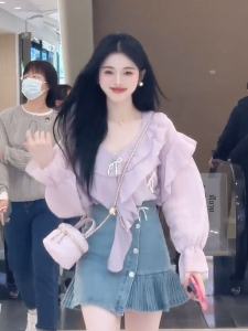 เสื้อเชิ้ตคอวีสีม่วงหวานพร้อมขอบลูกไม้ กางเกงยีนส์เอวสูง กระโปรงสั้นทรงสลิมฟิต ชุดฤดูใบไม้ร่วงใหม่สำหรับผู้หญิง