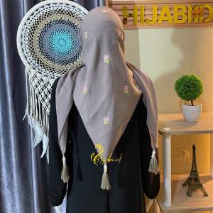 Hijab Segi Empat Bordir Tassel Bunga Tulip