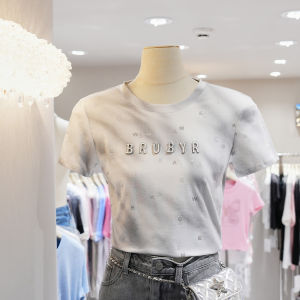 เสื้อยืดแขนสั้นผู้หญิงคอตตอนทรงสลิมฟิตดีไซน์ใหม่ปี 2025 ทรงเข้ารูป ตัวอักษรระยิบระยับ ทรงไหล่ แขนสั้น สไตล์อินส์