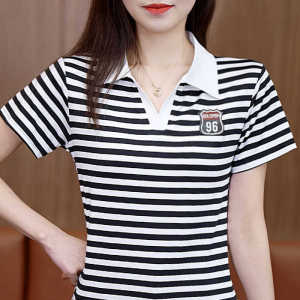 เสื้อยืดคอวีลายทางแขนสั้นแฟชั่นสำหรับผู้หญิงไซส์ใหญ่ เสื้อโปโลคอวีสวมใส่สบาย ฤดูร้อน 2025 เสื้อผ้าทำงานสไตล์เกาหลี