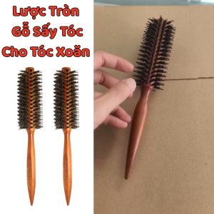 Lược Tròn Gỗ Sấy Tóc Cho Tóc Xoăn Cao Cấp Giúp tạo kiểu tóc xoăn.