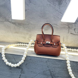 จี้กระเป๋าขนาดเล็กสีแพลตตินัม เข็มขัดสะพายไหล่แบบพกพา กระเป๋าสตางค์ จี้กุญแจรถยนต์ สร้อยคอ ของตกแต่งสำหรับผู้หญิง