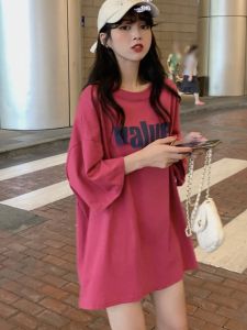 เสื้อยืดแขนสั้นผ้าฝ้ายสีชมพูสดสำหรับผู้หญิงในช่วงฤดูร้อน เสื้อแขนสั้นหลวมๆ สไตล์เกาหลี ทรงยาวปานกลาง เสื้อผ้าทำงาน