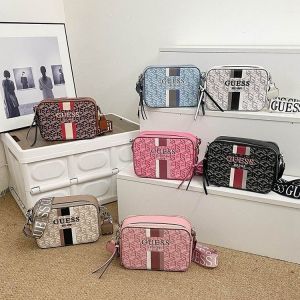 GUESS เดาสำหรับ21x14x 8ซม. กระเป๋ากล้องแฟชั่นกระเป๋าสุภาพสตรีความจุมากประกบกระเป๋าพาดลำตัวสะพายไหล่เส้นเดียวพิมพ์ลายสี่เหลี่ยมขนาดเล็ก