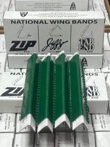 กิ๊ฟติดปีกไก่ สีเขียว พร้อมสลักชื่อและเลข สลักด้วยเครื่องมาร์กกิ้งเลเซอร์