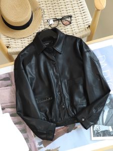 เสื้อแจ็คเก็ตหนังสั้นคอปกพับสไตล์ย้อนยุคสำหรับผู้หญิง หนังโปรตีนสีดำ นุ่มสบาย ทรงหลวม แขนยาว ปกติ