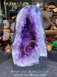 🇲🇾Johor High Grade amethyst geode 高品💯天然紫晶洞 晶牙光泽透 边部薄皮玛瑙 还有小钛晶共生👍 风水五行木🪵 (如定制实木底座另加RM60)👈🏻optional 高height: 30cm 宽width: 17x13.5cm 洞深hole: 4cm 重weight: 9.6kg