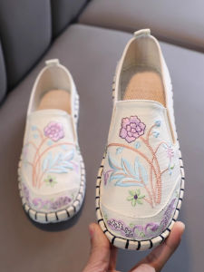 รองเท้าผ้าใบพื้นหนาสไตล์ใหม่ฤดูใบไม้ผลิและฤดูร้อนสำหรับผู้หญิง รองเท้าพื้นแบนสไตล์ฮันฟู่แบบย้อมสีลายดอกไม้ รองเท้าผ้าใบแบบสวมสบาย