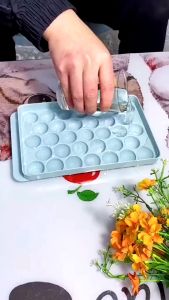 Khuôn Thạch Bi Nhựa Tròn Làm Hoa Quả Khay Đá Viên Tròn 33 Viên Khuôn Rau Câu Dụng Cụ Làm Thạch Trân Châu Tiện Lợi Sáng Tạo