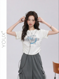 YOUXIANG | Áo Thun Tay Ngắn In Hình Đảo Bí Ẩn Chi Tiết Nếp Nhăn Cho Nữ