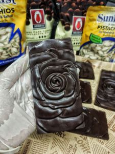 ช็อกโกแลตดูไบ รูปกุหลาบ แบบบาร์ ไส้ฉ่ำๆ เยิ้มๆ จัดส่งกล่องโฟมพร้อมเจลเย็น เนยถั่วพิสตาชิโอ เส้นคูนาฟ่า