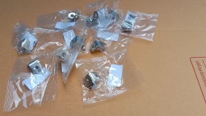 ฉากสแตนเลส จำนวน 10 ชิ้น พร้อมสกรูเกลียว ใช้สำหรับยึดมุม ประยุกต์ใช้ในงานDIY