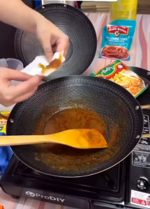 Stainless Steel Honeycomb Wok Pan Non Stick Stainless Steel With Gold Handle Kuali Kuali Sarang Lebah Keluli Tahan Karat 不锈钢蜂窝炒锅