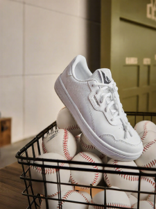 LI-NING KIDS | Lightweight Soft Sole White Board Shoes for Kids