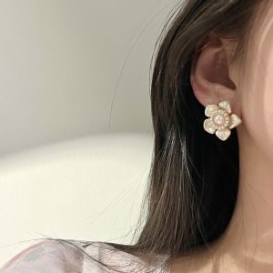 French Vintage Luxury Tea Rose Earrings Womens New Style Fashionable Lady Ear Cuff Alloy Plated Silver Gold Jewelry Accessories