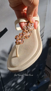 Women’s Cute Rhinestone Flip Flops 3D Gold Flower Design Non Slip Beach Pool Sandals Waterproof Summer 2026