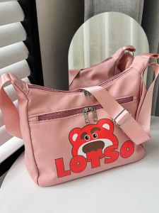 กระเป๋าสะพายข้างผ้าไนลอนลายสตรอเบอร์รี่สุดน่ารักสำหรับผู้หญิง กระเป๋าสะพายข้างแบบสะพายไหล่เดียวสำหรับเดินทางในช่วงฤดูร้อนปี 2024 ความจุขนาดใหญ่