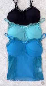 เสื้อเปิดไหล่ สีเขียวมิ้นท์ ผ้าตาข่าย สายเดี่ยว คอวี มีบราในตัว แต่งแถบผ้าลูกไม้รอบอกและข้างลำตัว ติดโบว์กลางอก เสื้อครอป #3132