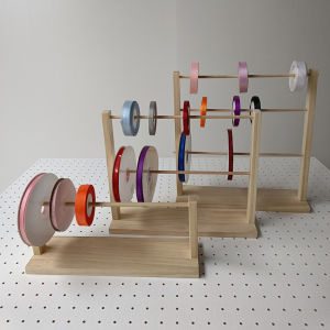 ชั้นวางริบบิ้นหลายชั้นสำหรับโต๊ะทำงาน ริบบิ้นผ้าไหม ริบบิ้นผ้าซาติน ริบบิ้นสีสันสดใส ริบบิ้นกระดาษ อุปกรณ์งานฝีมือ DIY