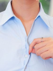 สลิมฟิตเสื้อเชิ้ตคอปกสีขาวสําหรับผู้หญิงสไตล์ใหม่ลายธุรกิจลําลองคอวีแขนสั้นเสื้อผ้าทํางาน