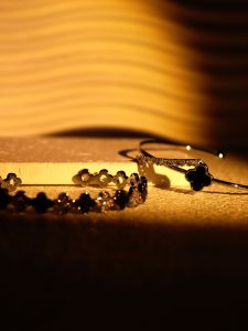 Vòng Tay Cỏ Bốn Lá Màu Đen Hai Lớp Ngọt Ngào Retro Sang Trọng Vòng Tay Thép Titan Với Đá Quý Nhân Tạo Mạ Vàng Dành Cho Nữ