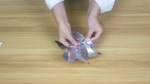 2Pcs Garden Bird Deterrent Reflective Pinwheels Bird Devices Scare Birds and Animals Away