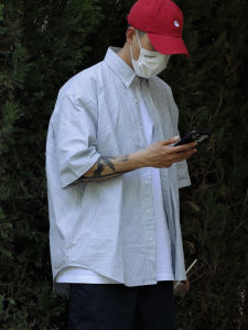 เสื้อเชิ้ตแขนสั้นผู้ชาย Cleanfit ทรงหลวม สไตล์อเมริกัน ลายทาง สวมใส่สบาย สำหรับฤดูร้อน ผ้า Oxford ไร้รอยยับ