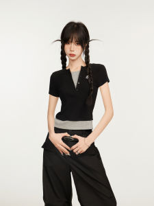 เสื้อยืดคอกว้างสีดำสไตล์อเมริกันสำหรับผู้หญิง แขนสั้นเข้ารูป เสื้อสั้นทรงเข้ารูป เสื้อผ้าทำงานฤดูร้อน เสื้อผ้าทำงานแบบลำลอง