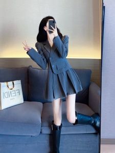 ชุดเดรสสูทผู้หญิง ทรงเอ กระโปรงจีบ ฤดูใบไม้ร่วง/ฤดูหนาว 2024 ชุดสองชิ้นปลอม กระโปรงทรงเอ ชุดเดรสสูทผู้หญิง สไตล์นักศึกษา ชุดเดรสสูทผู้หญิง