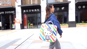 กระเป๋าสไตล์เกาหลี Hello Kitty กระเป๋าเดินทางลายการ์ตูน จุของได้เยอะ PU กระเป๋าหนังกันน้ำของผู้หญิง ง่ายต่อการพกพา กระเป๋าดัฟเฟิล อเนกประสงค์