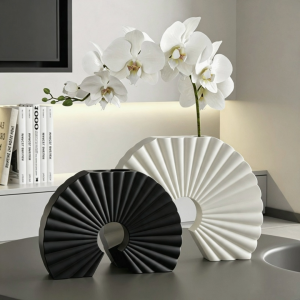 Modern Fan Shaped Hollow Plastic Vase Minimalist Black White Decorative Flower Vase Tabletop Centerpiece Ornament for Home Living Room Bedroom Wedding Decor