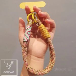 กำไลทำมือสไตล์ Ins ด้วยสายรัดข้อมือสำหรับเชือกแขวนสั้นสินค้าถักนี้เหมาะสำหรับผู้ใช้สำหรับการใช้งานกลางแจ้งเป็นห่วงแขวนที่แข็งแรงและทันสมัยสำหรับทั้งชายและหญิง