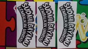 toko kami menjual stiker kata kata dengan bahan VINYL LAMINASI GLOSSY ukuran 10x4 cm isi 3pcs stiker pack *SUDAHI GAYAMU KEMBALIKAN UANGKU* sticker tidak mudah luntur dan daya rekat yang lumayan kuat