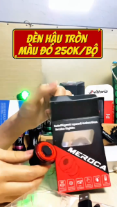 Đèn hậu (đèn sau) ĐÈN SÁNG MÀU ĐỎ xe đạp của nhà Meroca có hai kiểu lắp đặt bản gắn cốt yên hoặc bản gắn yên xe dành cho xe đạp