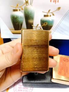 LA MÃ - BẬT LỬA ZIPPO MÀU VÀNG  LOẠI XƯỚC NGANG Mọc La mã Vỏ bằng đồng ruột thép có tem đỏ