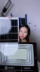 【ซื้อ 1 แถม 1】โคมไฟโซล่าเซลล์สปอตไลท์ solar light IP67 LED โซล่าเซลล์ 50000w/80000w โซล่าเซลล์ ไฟLED กันน้ำ ป้องกันฟ้าผ่า