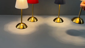 Đèn đọc sách phòng ngủ khách sạn quán cà phê đèn bàn bảo vệ mắt bằng vải LED cảm ứng ba màu