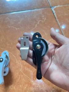 Khóa bán nguyệt (khóa sò) dùng cho cửa sổ trượt (cửa lùa) lắp cửa nhôm cửa nhựa