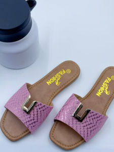 รองเท้าแตะส้นแบนหัวเหลี่ยมสไตล์เกาหลีสำหรับผู้หญิง สีชมพู แฟชั่นฤดูร้อน รองเท้าแตะแบบสวมหัวเข็มขัดลายตัวอักษรสำหรับใส่กลางแจ้ง