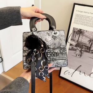 Tas Luc Cherry: Sertifikat Tas Wanita & Desain Mewah