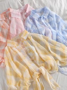 เสื้อเชิ้ตลายสก็อตผ้าชีฟองสไตล์เกาหลีสำหรับผู้หญิง ทรงหลวม แขนยาว ปกโปโล ปกป้องแสงแดด ทรงสั้น ฤดูร้อน 2025