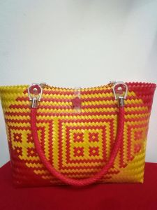 กระเป๋าแฮนด์เมค กระเป๋าสานพลาสติก สานจากเส้นพลาสติกตราลูกโจ้ ทนทาน ทำความสะอาดง่าย